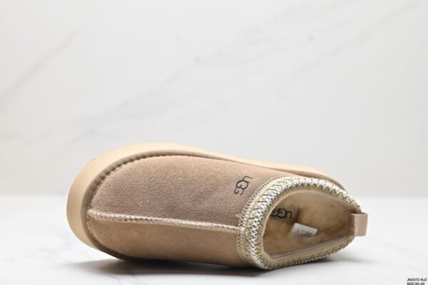 UGG thick-soled shoes.