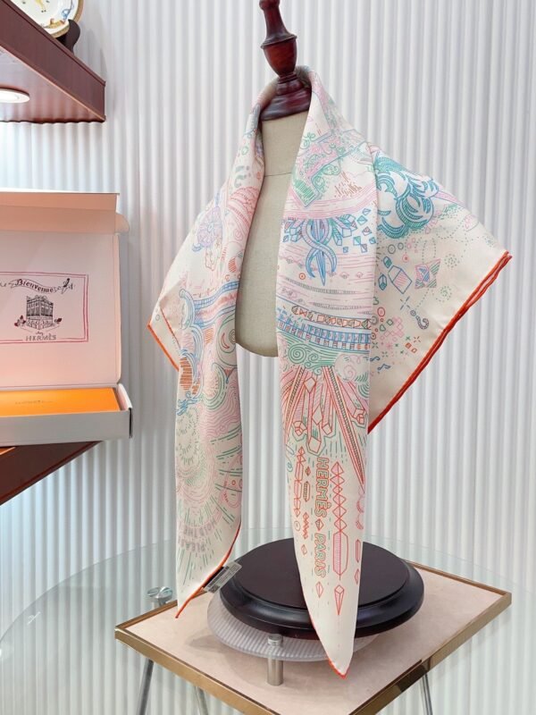 Hermès silk scarf dimensions: 90cm x 90cm