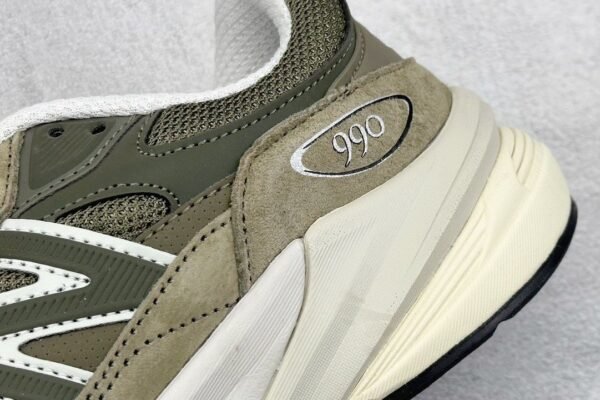 New Balance  Sports shoes