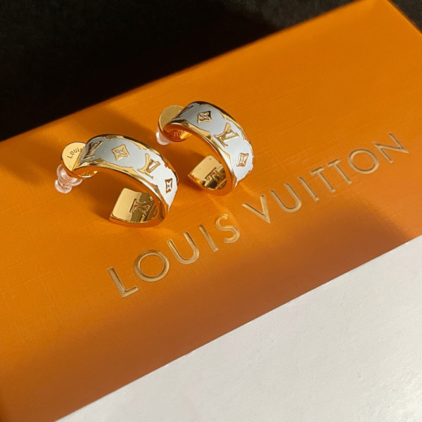 Louis Vuitton Flower Series White Shell Asymmetric Earrings Premium Edition