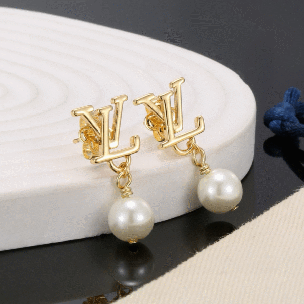 Louis Vuitton Flower Series White Shell Asymmetric Earrings Premium Edition