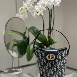 微信图片_20250120172704.jpg DIOR drawstring handbag