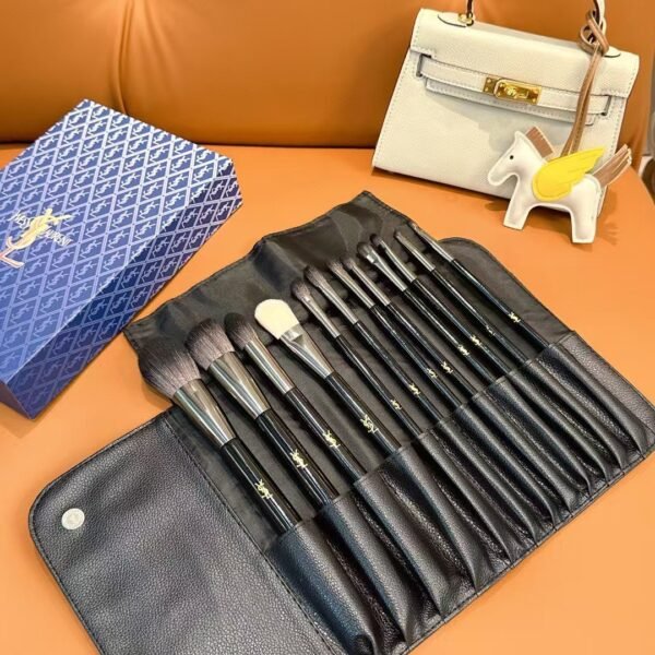 Hermes makeup brushes