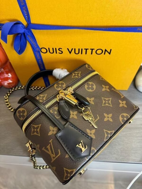 Louis Vuitton cosmetic bag 19x13x11cm