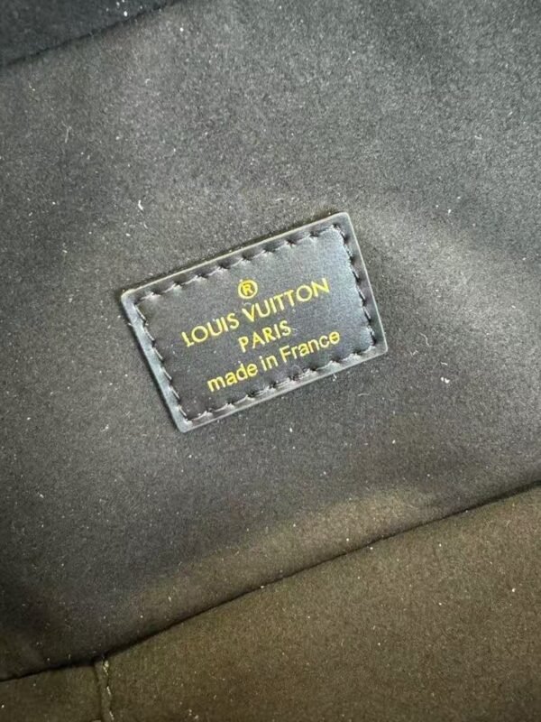 Louis Vuitton cosmetic bag 19x13x11cm