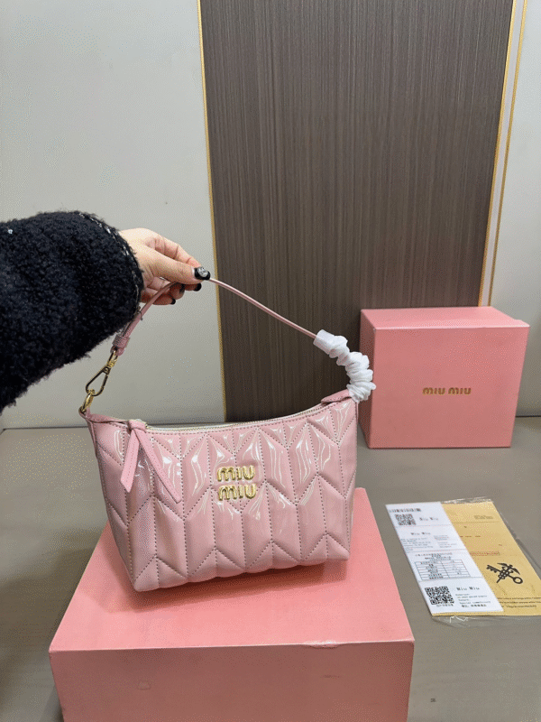 miumiu handbag 20x13cm