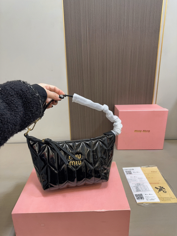 miumiu handbag 20x13cm