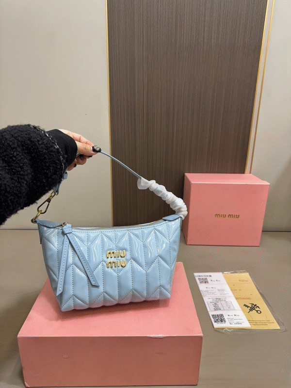 miumiu handbag 20x13cm