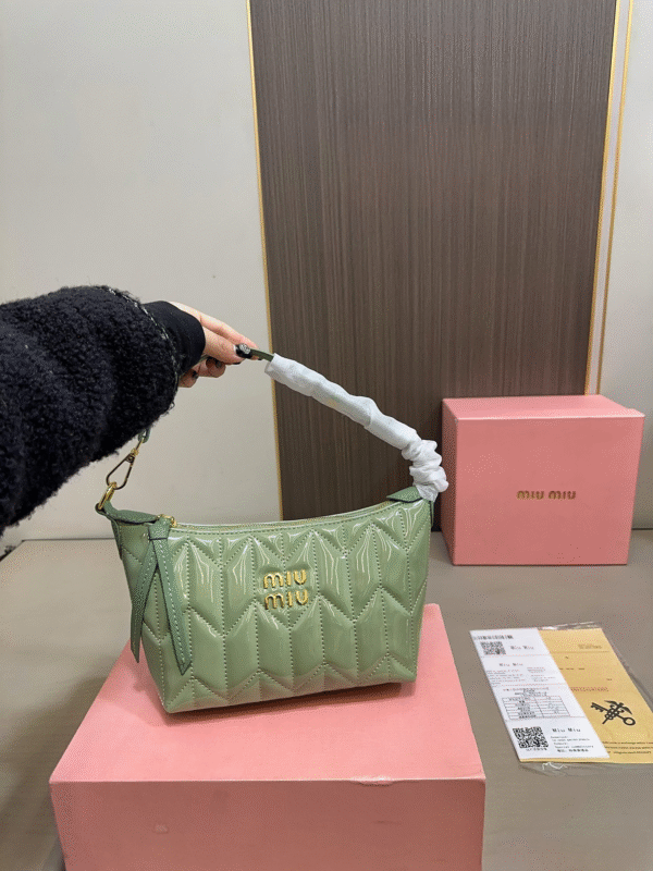 miumiu handbag 20x13cm