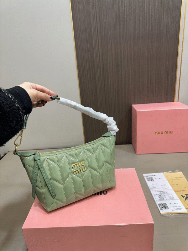 miumiu handbag 20x13cm