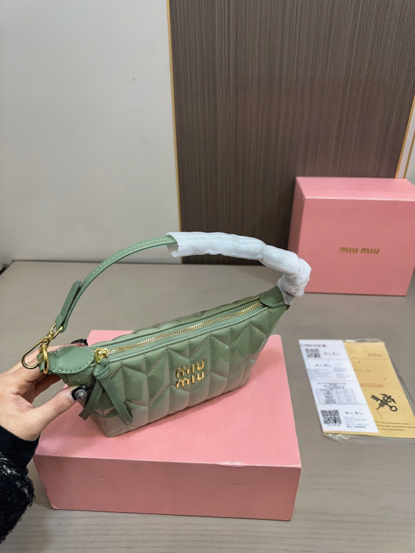 miumiu handbag 20x13cm