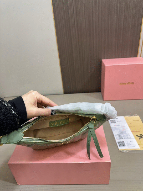 miumiu handbag 20x13cm