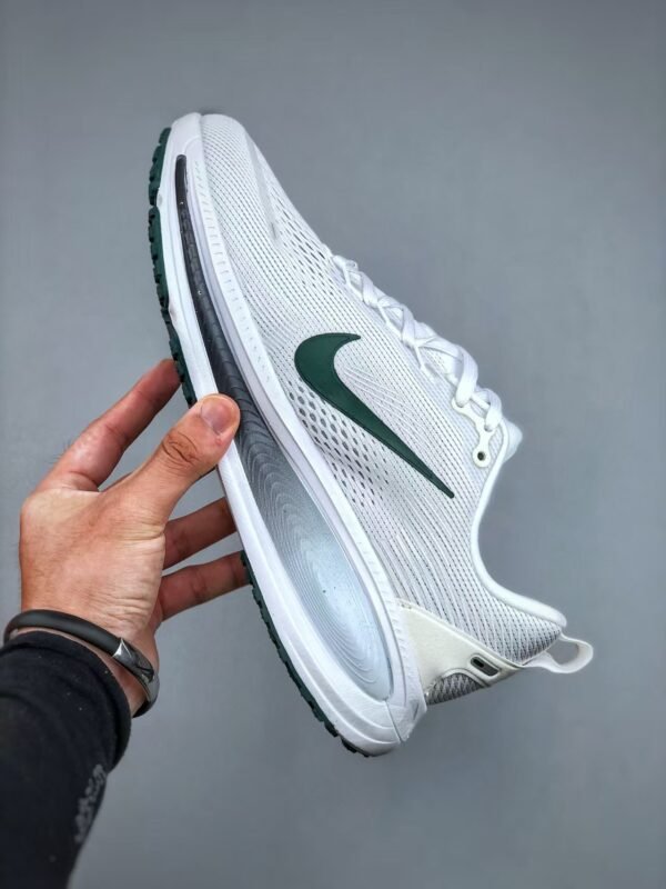 Nike VOMERO18 lightweight running shoes