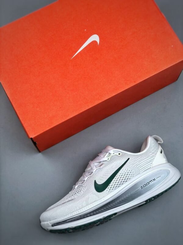 Nike VOMERO18 lightweight running shoes