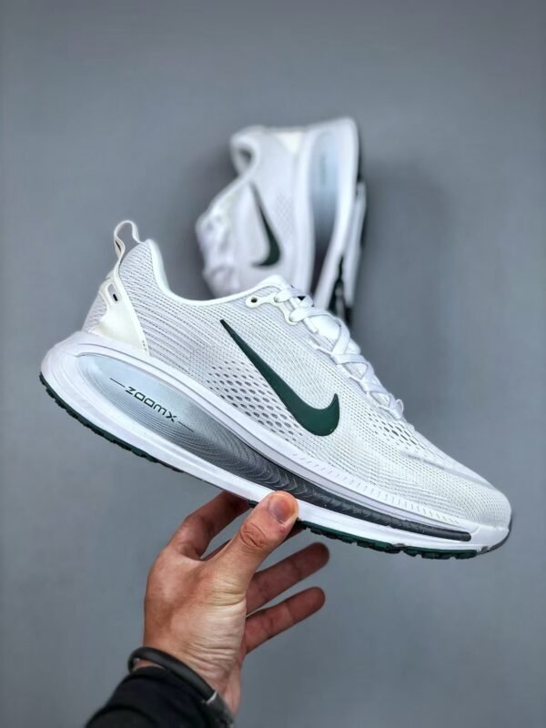 Nike VOMERO18 lightweight running shoes