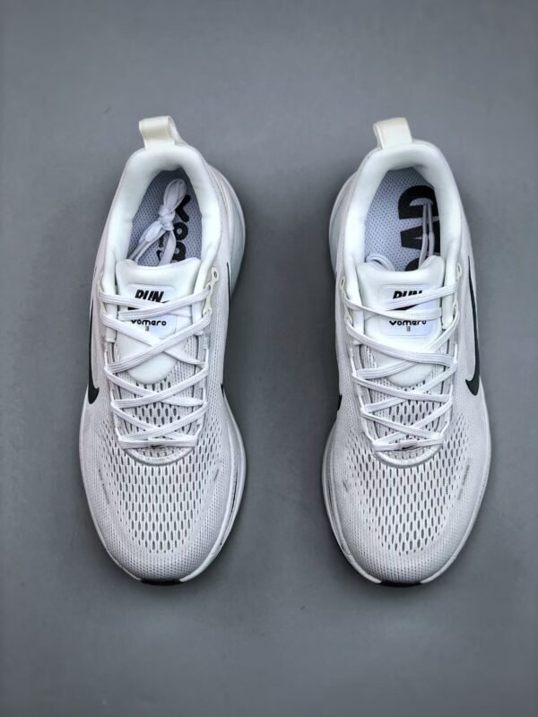 Nike VOMERO18 lightweight running shoes