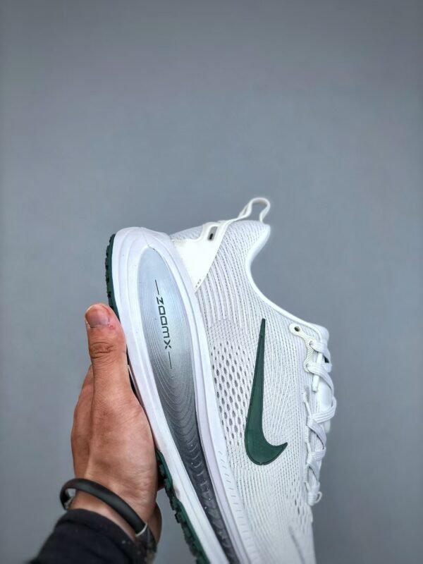 Nike VOMERO18 lightweight running shoes