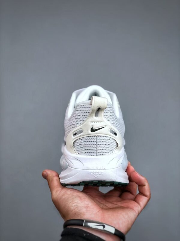 Nike VOMERO18 lightweight running shoes