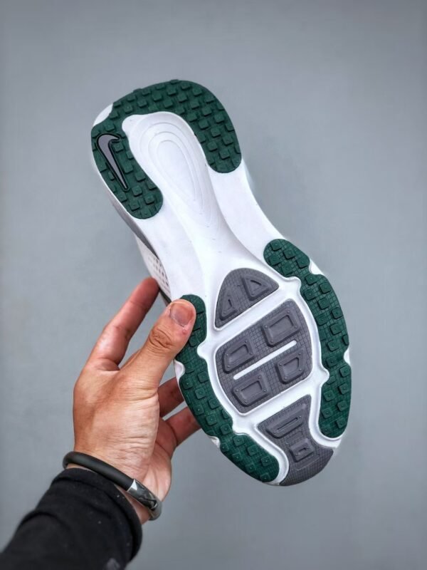 Nike VOMERO18 lightweight running shoes