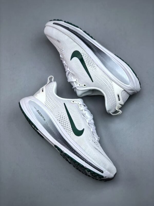 Nike VOMERO18 lightweight running shoes