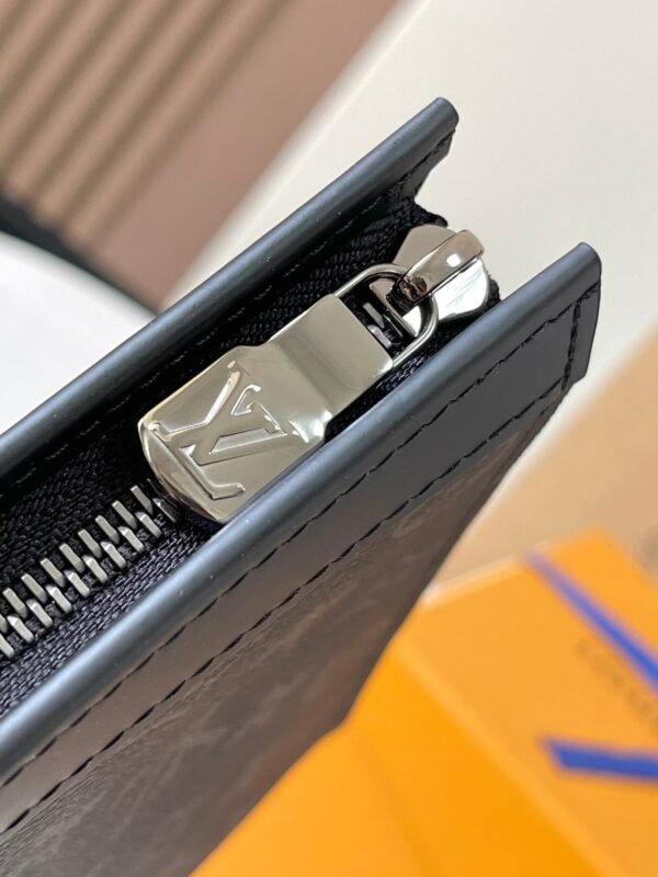 Louis Vuitton Men’s Pochette Voyage Clutch Handbag 26 x 20 x 5CM