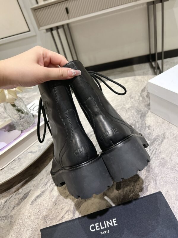 Celine latest autumn and winter catwalk Martin shoes, high-end leather material