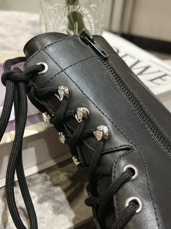 Celine latest autumn and winter catwalk Martin shoes, high-end leather material