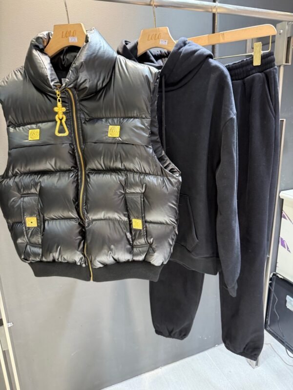 Schiaparelli autumn and winter three-piece vest and sweatshirt with special-shaped buttons