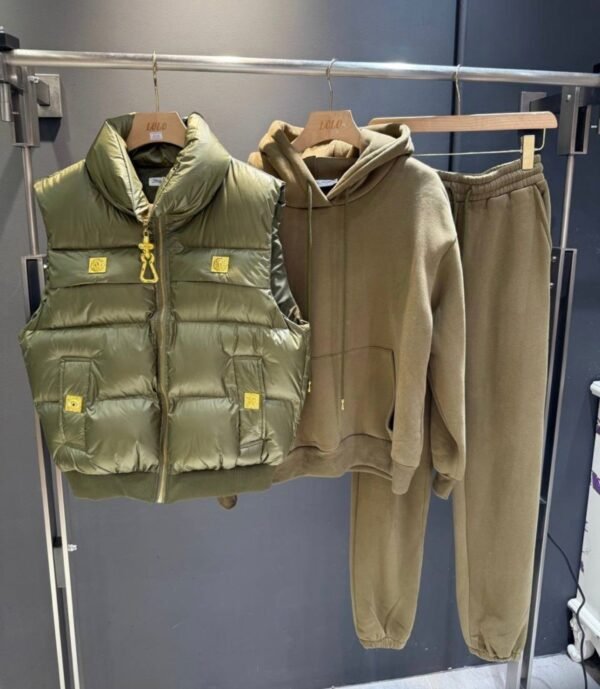 Schiaparelli autumn and winter three-piece vest and sweatshirt with special-shaped buttons
