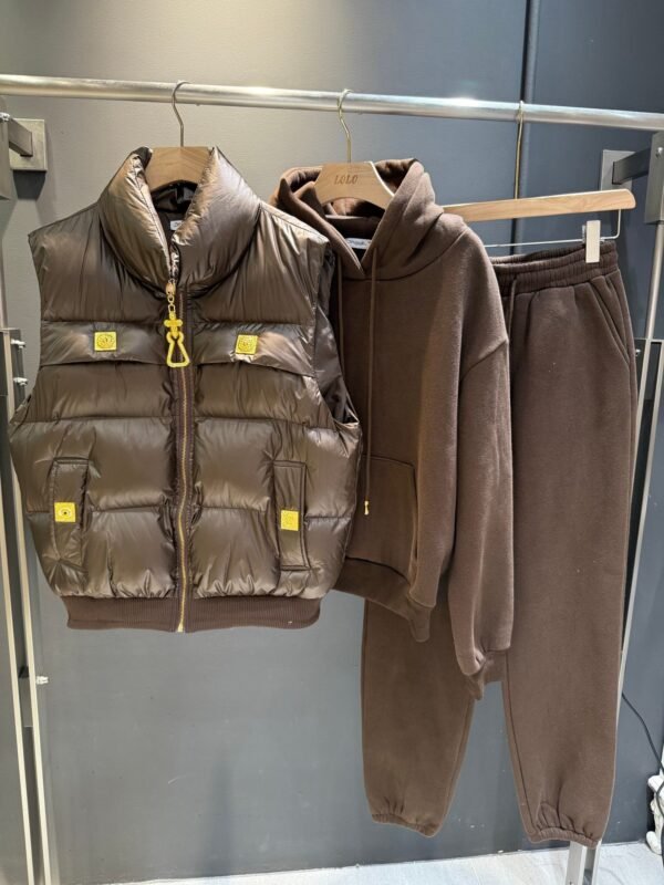Schiaparelli autumn and winter three-piece vest and sweatshirt with special-shaped buttons