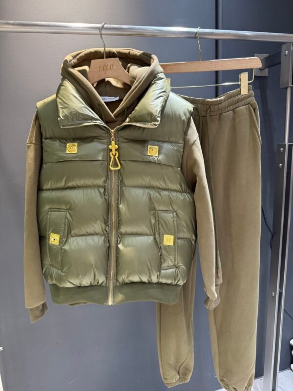 Schiaparelli autumn and winter three-piece vest and sweatshirt with special-shaped buttons
