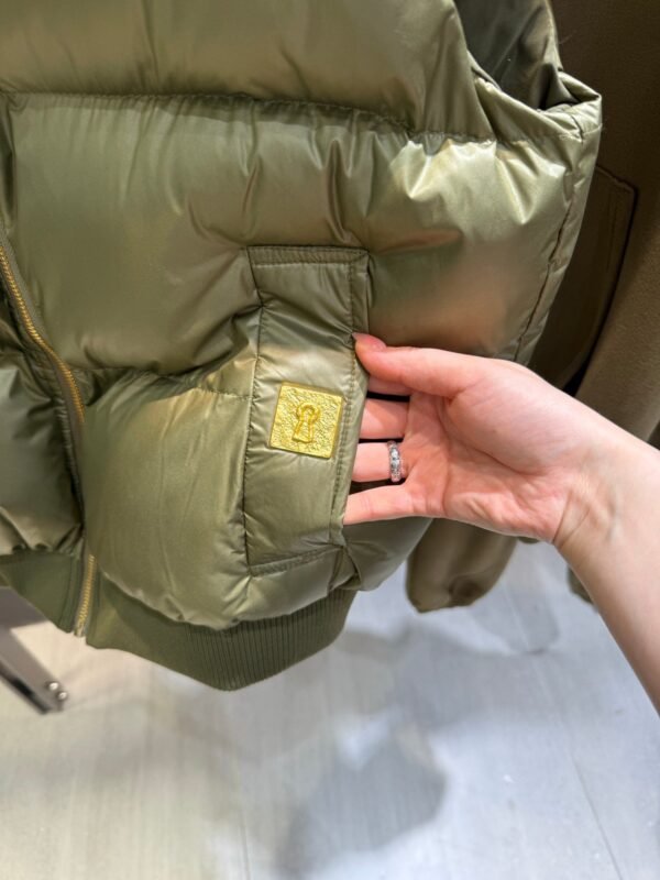Schiaparelli autumn and winter three-piece vest and sweatshirt with special-shaped buttons