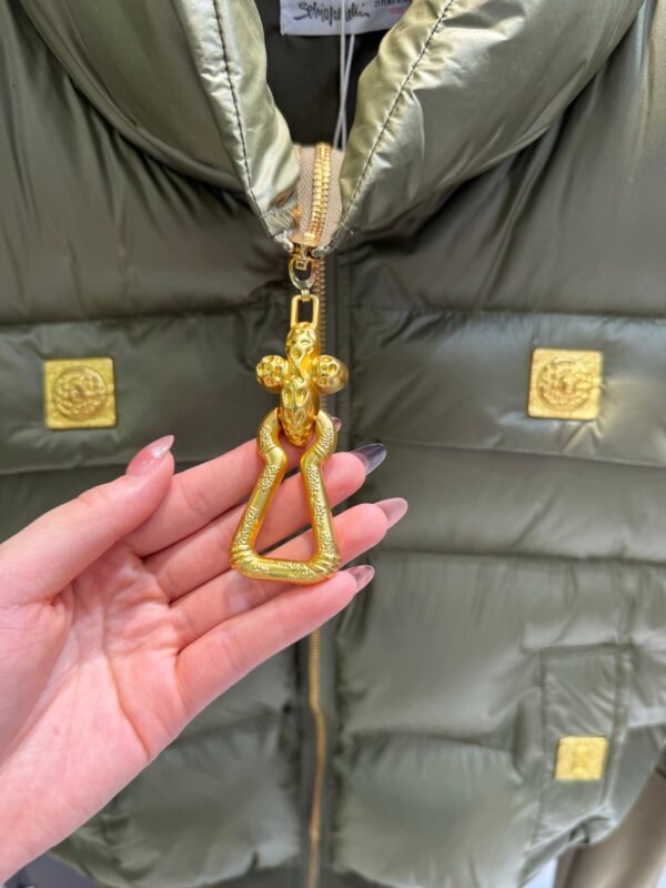 Schiaparelli autumn and winter three-piece vest and sweatshirt with special-shaped buttons