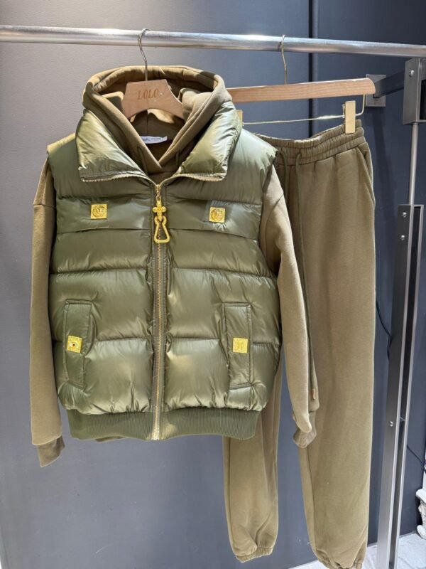 Schiaparelli autumn and winter three-piece vest and sweatshirt with special-shaped buttons