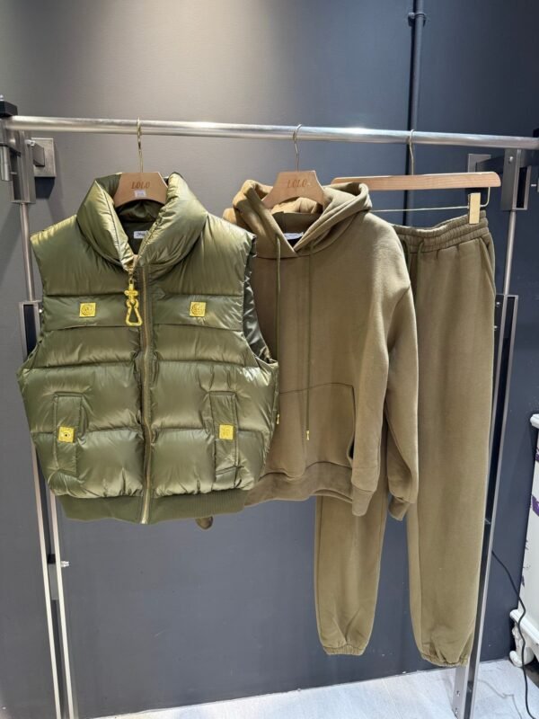 Schiaparelli autumn and winter three-piece vest and sweatshirt with special-shaped buttons