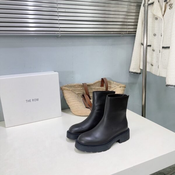 THE ROW The new round-toed bare boots for autumn and winter are made of calfskin material. The inner cowhide material is about 3.5cm thick. High-end version