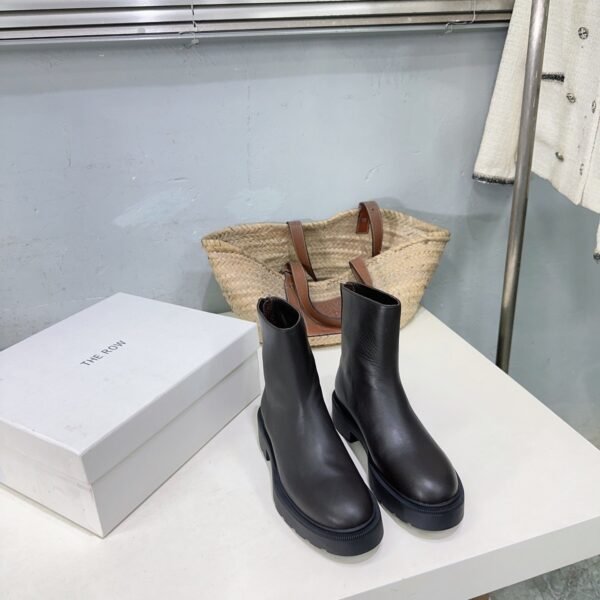 THE ROW The new round-toed bare boots for autumn and winter are made of calfskin material. The inner cowhide material is about 3.5cm thick. High-end version