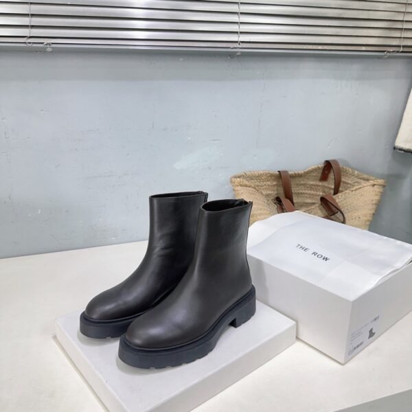 THE ROW The new round-toed bare boots for autumn and winter are made of calfskin material. The inner cowhide material is about 3.5cm thick. High-end version
