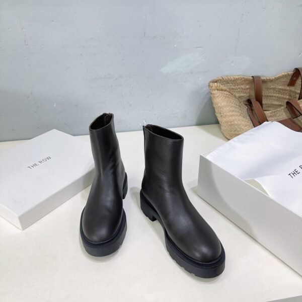 THE ROW The new round-toed bare boots for autumn and winter are made of calfskin material. The inner cowhide material is about 3.5cm thick. High-end version