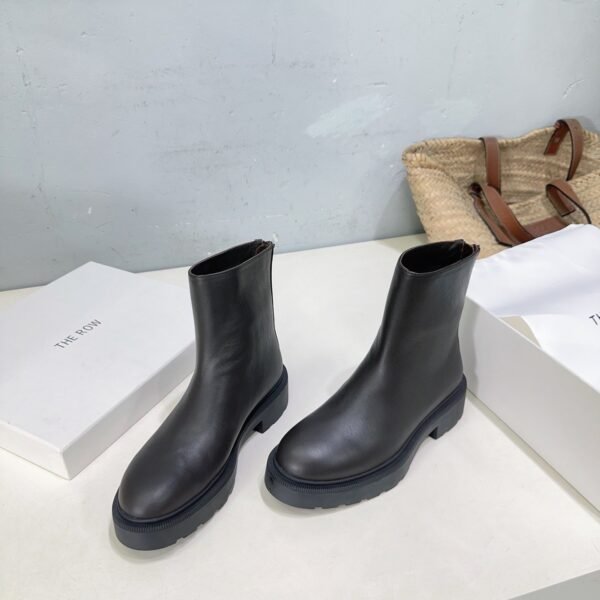 THE ROW The new round-toed bare boots for autumn and winter are made of calfskin material. The inner cowhide material is about 3.5cm thick. High-end version